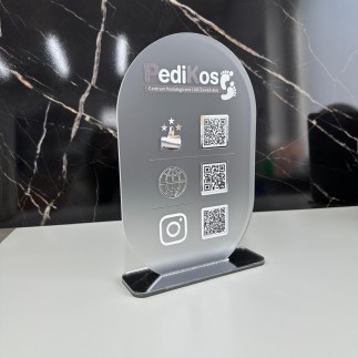 tabliczka qr owal z 3 kodami i logo firmy