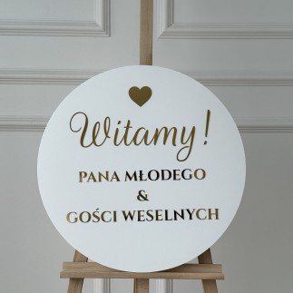 Okrągła biała tablica powitalna na wesele o średnicy 60 cm ze złotym wykończeniem i personalizowanym dolnym tekstem