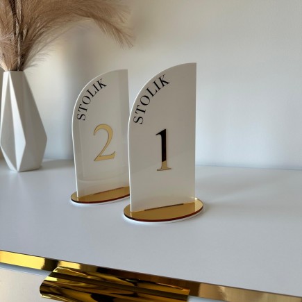 Numerki na stoły weselne Żagiel 12x21 cm z okrągłą podstawką w kolorze białym ze złotym wykończeniem