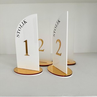 Numerki na stoły weselne Żagiel 12x21 cm z okrągłą podstawką w kolorze białym ze złotym wykończeniem
