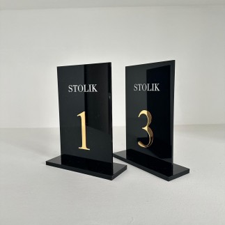 Prostokątne numerki na stoły weselne 10x15 cm z prostokątną podstawką w kolorze czarnym ze złotym wykończeniem