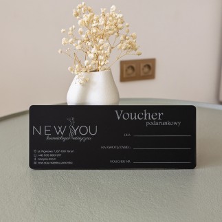 Voucher premium czarny matowy – precyzyjny grawer laserowy dla klientów biznesowych